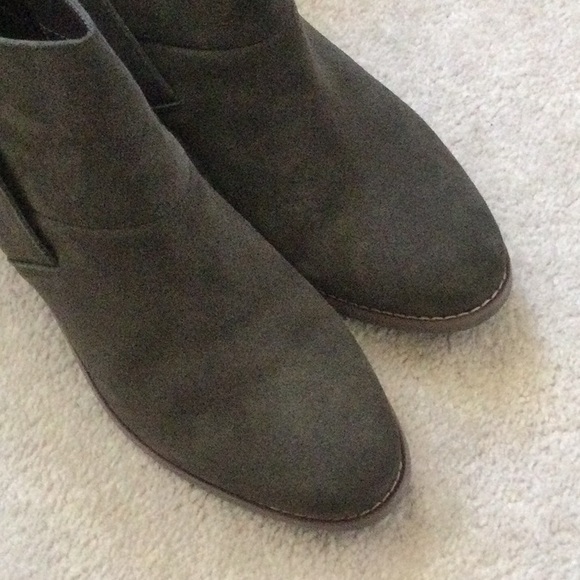 NIB Me Too Zest Bootie in Moss Suede - Picture 5 of 8